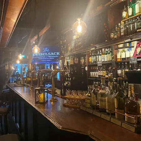 Schlafen Ueber Der Whiskybar Apartment *